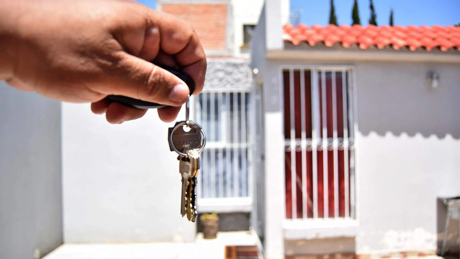 mano sostiene llaves de una vivienda